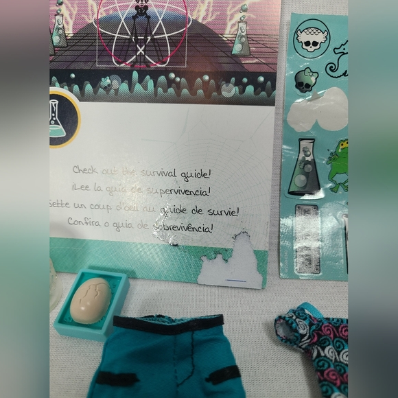 Monster High Lagoona Blue Mad Science Doll Mattel 2011 Has a dye mark on face - Picture 5 of 11